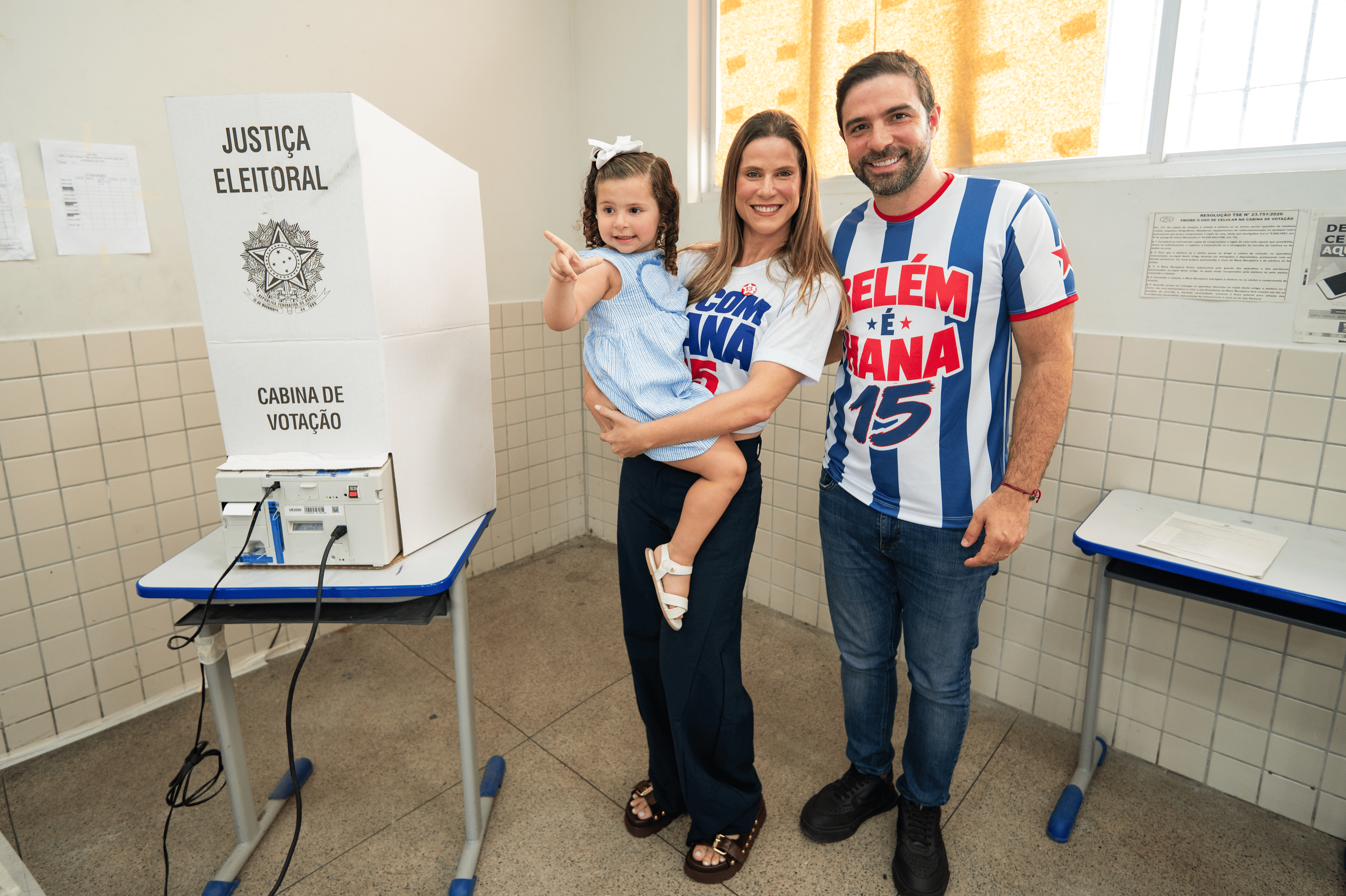 Prefeito Igor Normando ao lado da esposa, a primeira-dama Fabíola Normando, que carrega a filha do casal, Isabela Normando, no colo